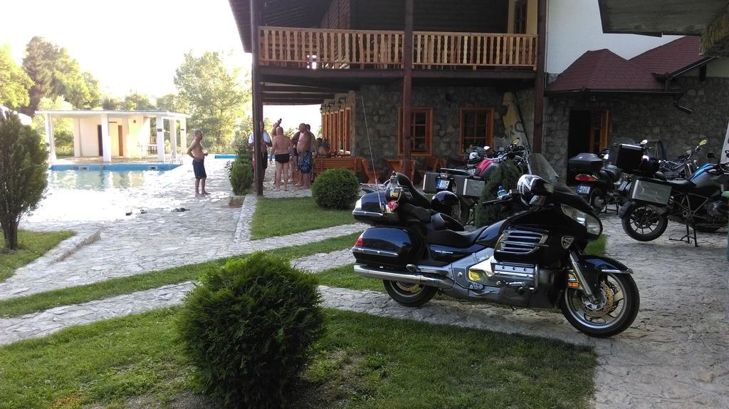 Hotel & Camping Etno Selo Vrelo Беране Екстер'єр фото